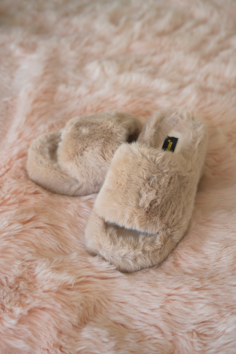 FLUFFY FLIP FLOPS